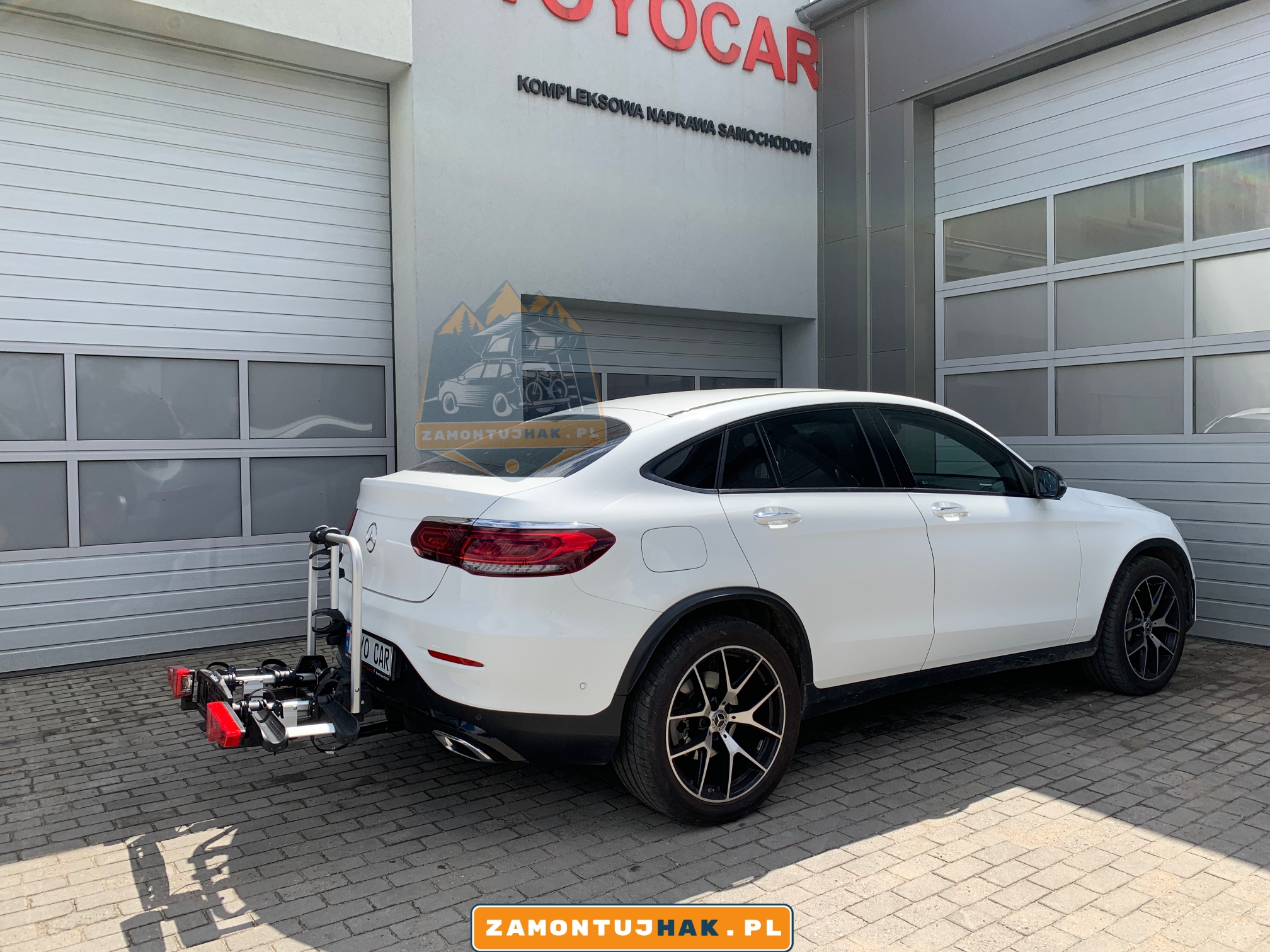 Mercedes GLC z bagażnikiem rowerowym Uebler i21 - bezpieczny transport Twoich rower&oacute;w